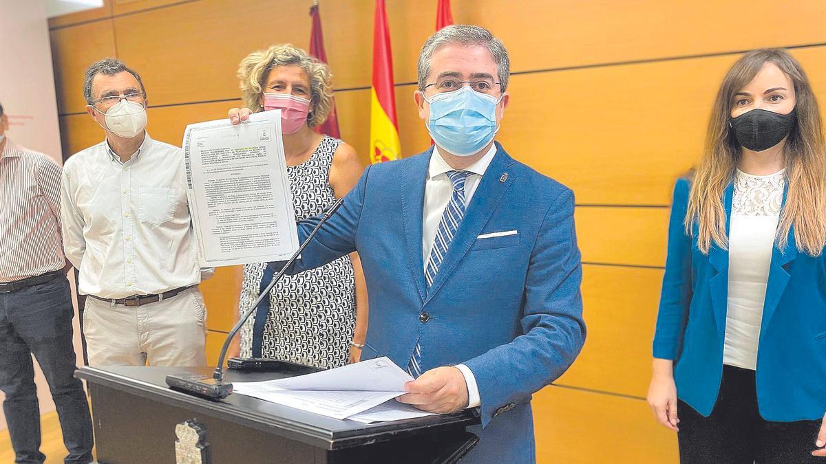 Jesús Pacheco, acompañado por otros miembros del Grupo Municipal Popular, ayer en rueda de prensa.