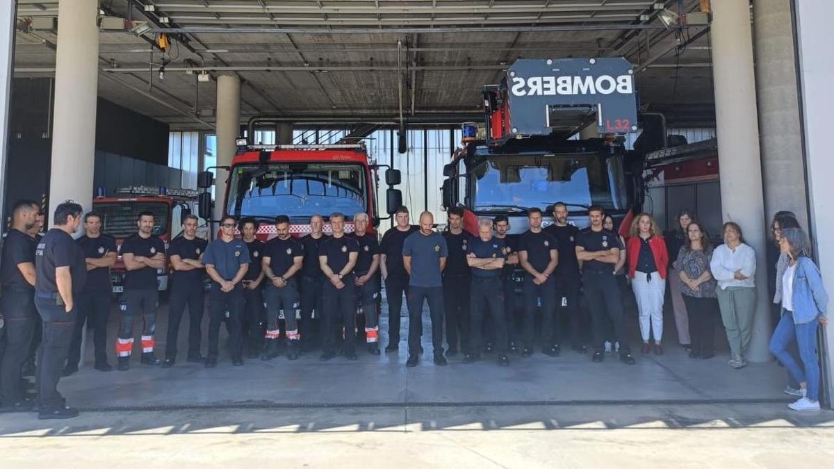 Los bomberos de guardia en el Parc Central, durante el minuto de silencio.