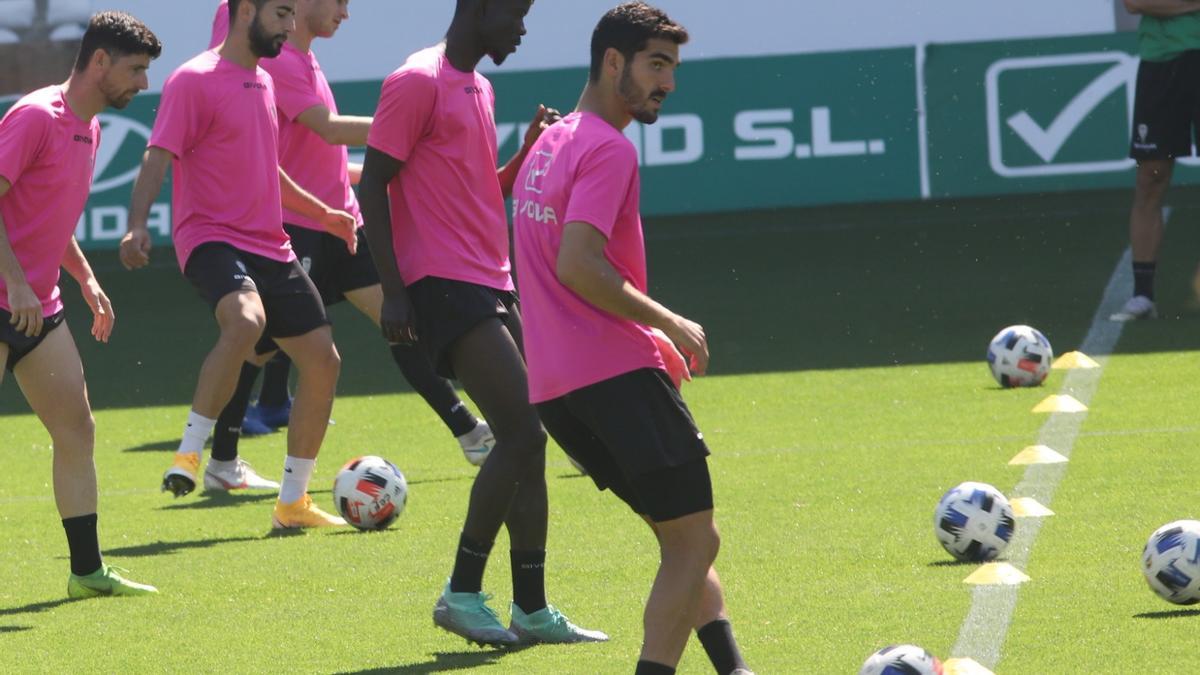 Bernardo Cruz, durante el entrenamiento del Córdoba CF, ayer, en El Arcángel.