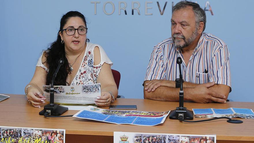 Imagen de la presentación de la feria por parte de la edil Fabiana Ibarra