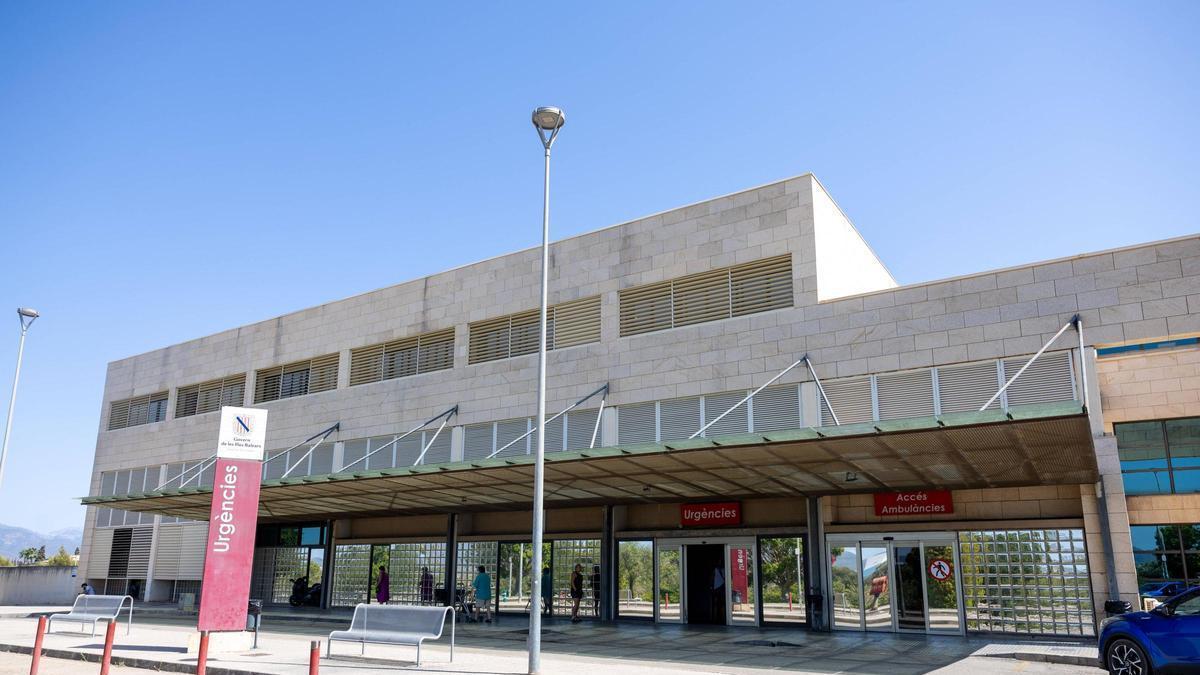La puerta del servicio de Urgencias del hospital Son Llàtzer esta mañana.