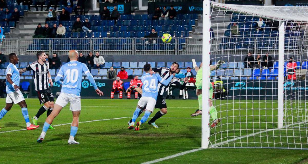 Borja Valle se prepara para cabecear en la acción del 1-0. | TONI ESCOBAR