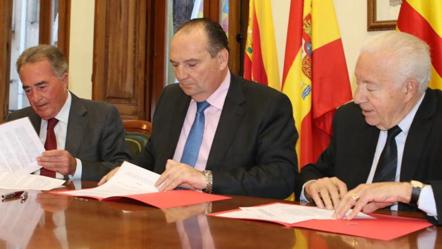 Los presidente de Alicante y Alcoy firman el convenio ante el máximo responsable del Consejo de Cámaras