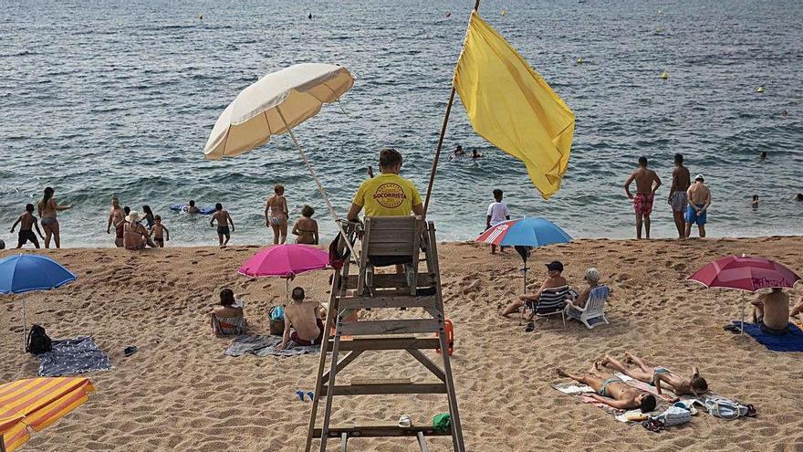 Un socorrista a la platja de Lloret