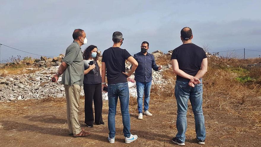 Representantes de la Conejalía de Obras e Infraestructuras visitan la parcela de Tejina en la que se construirá un gran centro deportivo. | | E.D.