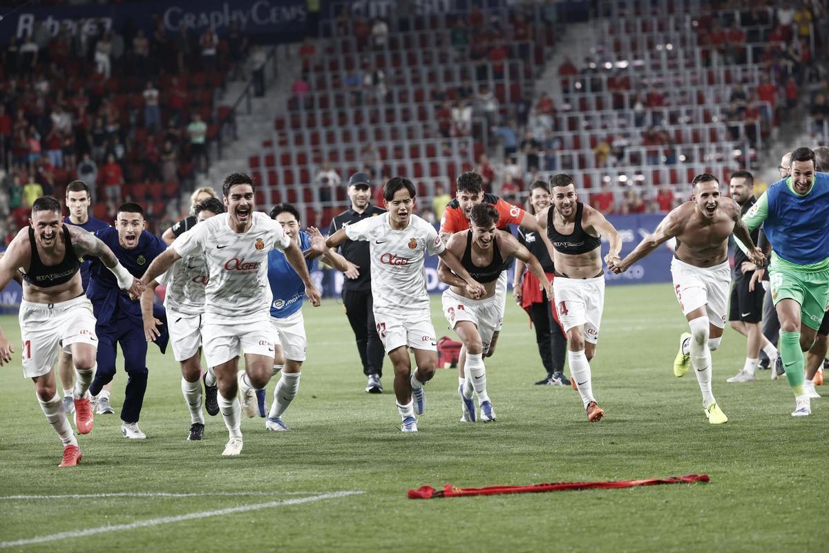 PAMPLONA, 22/05/2022.- Los jugadores del Mallorca celebran con la afición la victoria del equipo ante Osasuna, tras el partido de la jornada 38 de Liga en Primera División que Atlético Osasuna y RCD Mallorca disputaron hoy domingo en el estadio de El Sadar, en Pamplona. EFE/Jesús Diges