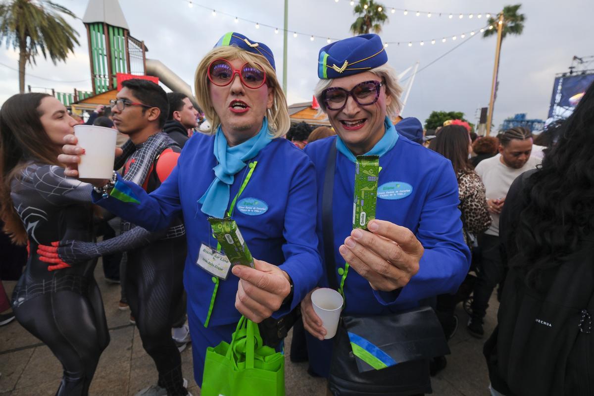 Los isleteros Francisco y Carmelo salieron de azafatas de Binter con chocolatinas incluidas para calmar a la tripulación.