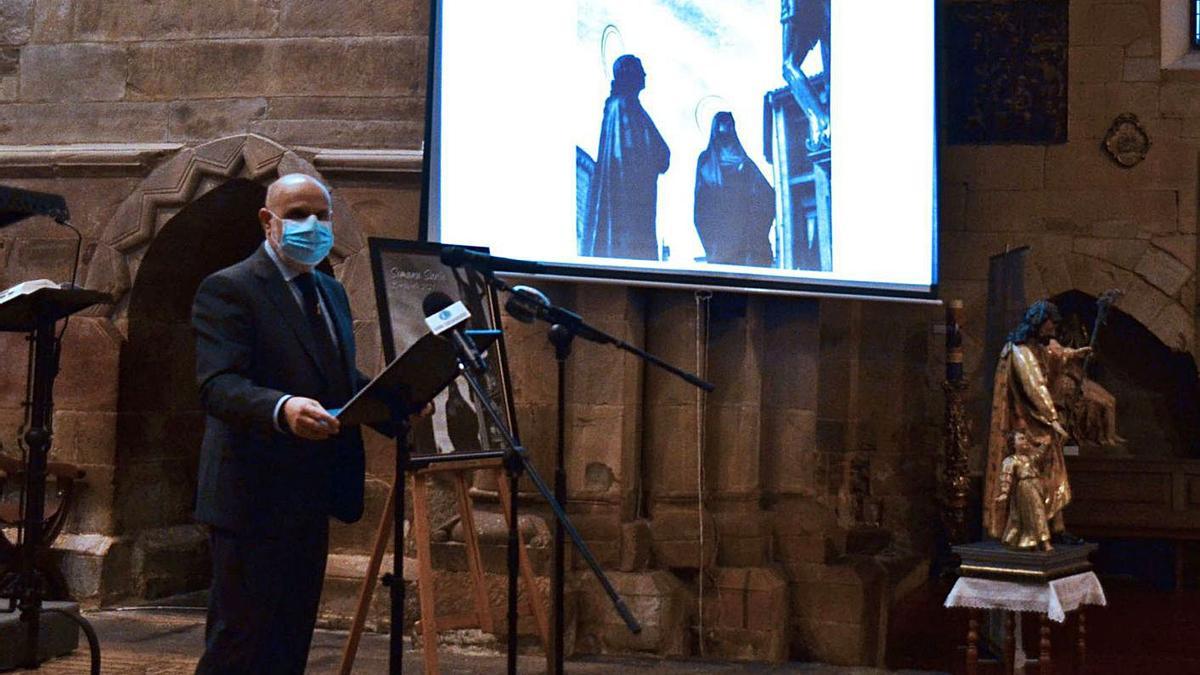 El presidente de la Junta Pro Semana Santa, Paulino Galván, en la iglesia de San Juan.