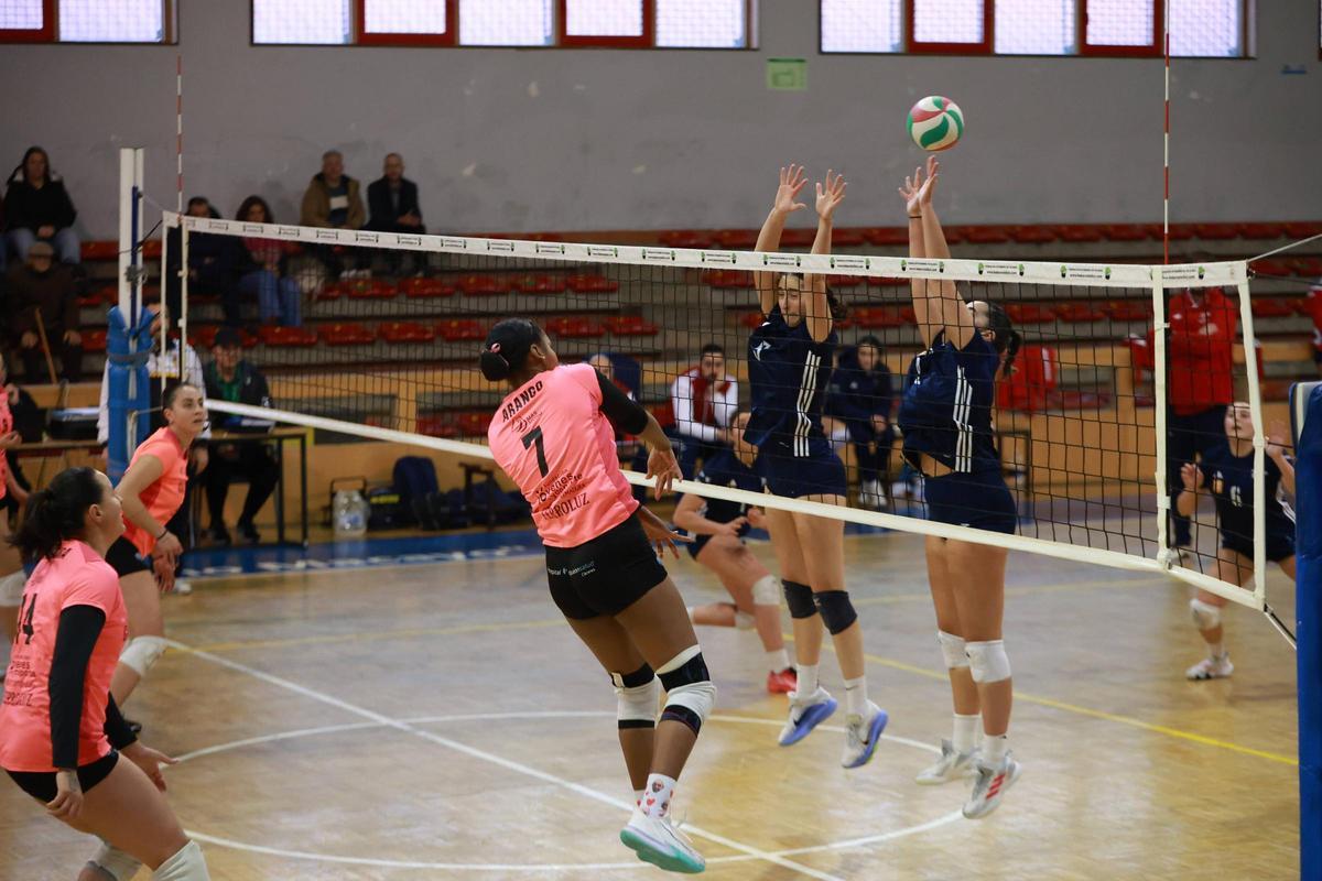Brenda Arango (7) remata durante el partido del pasado sábado jugado en el pabellón Serrano Macayo de Cáceres.