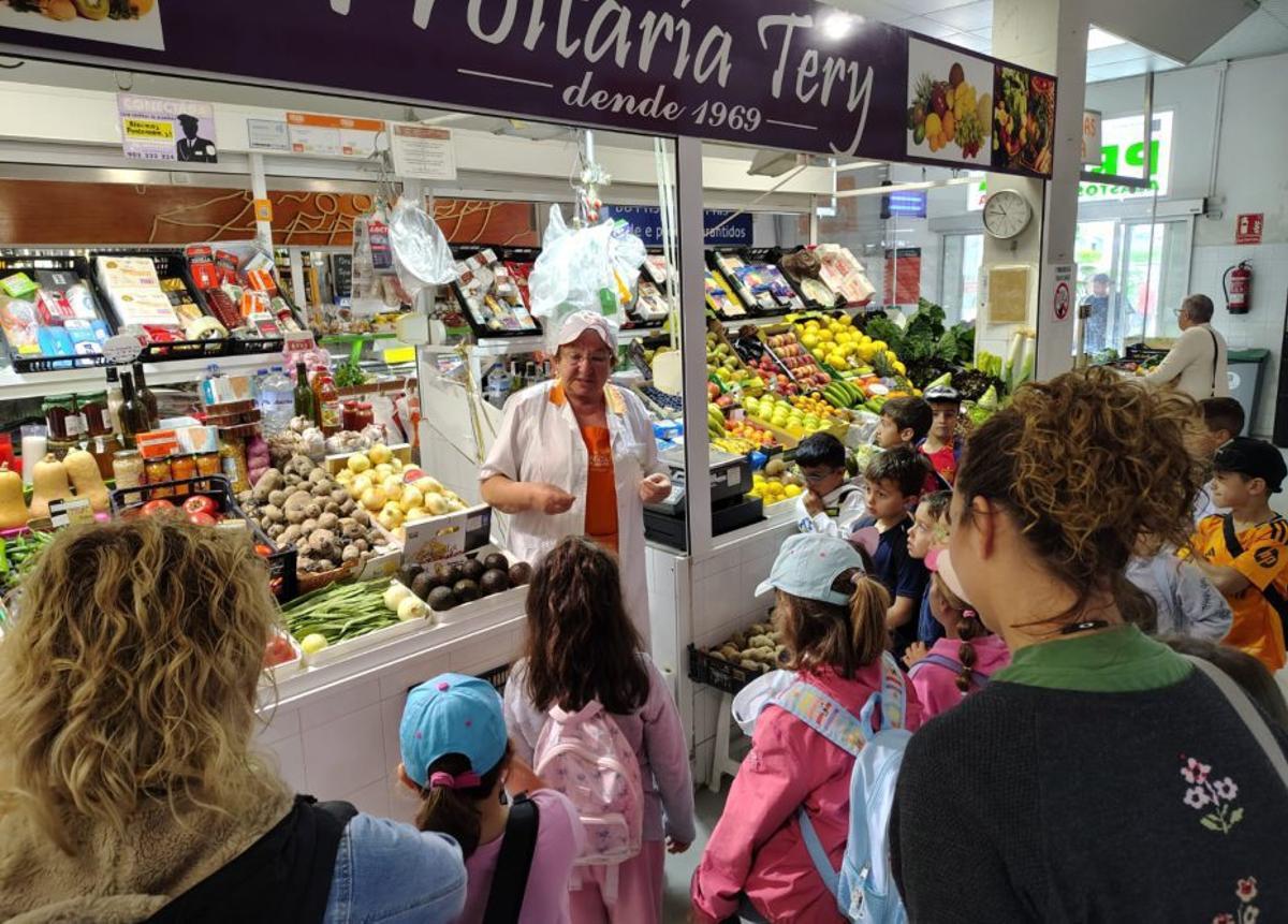 Visita de alumnos de colegios al mercado moañés. | FDV