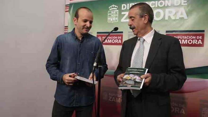 El autor del libro, Patricio Bariego (izquierda), junto al diputado de Cultura, José Luis Bermúdez.