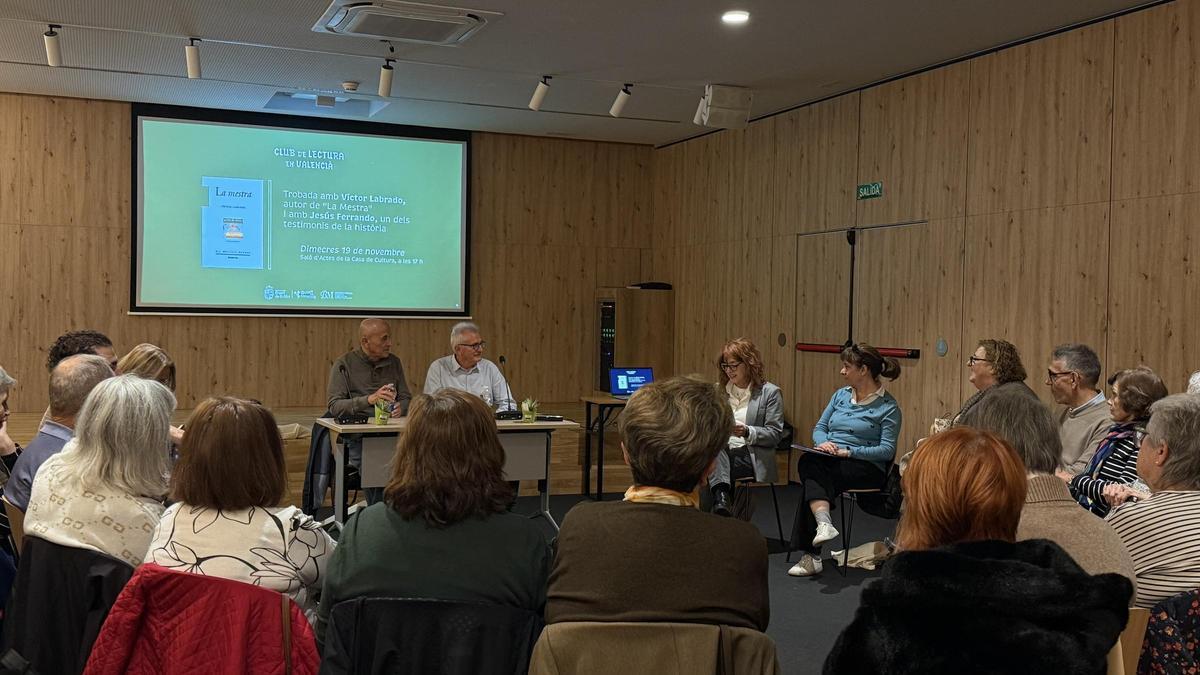 Víctor Labrado y Jesús Ferrando, durante su intervención en el Club de Lectura en Valencià de Quart de Poblet.