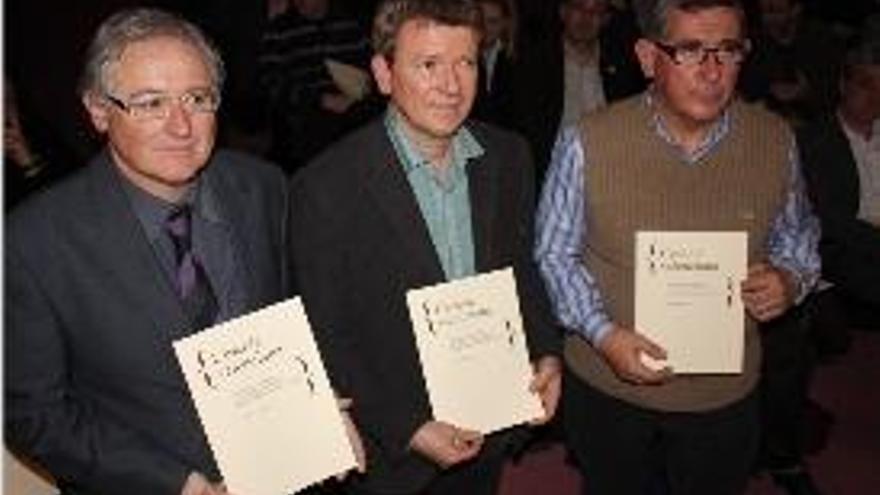 V. Brotons, Jaume Fullana y Vicent Pasqual, ayer, con el documento.