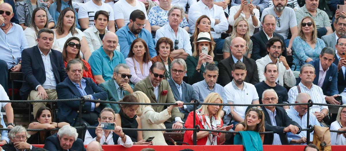 La Infanta Elena fotografía un momento de la faena de Ponce