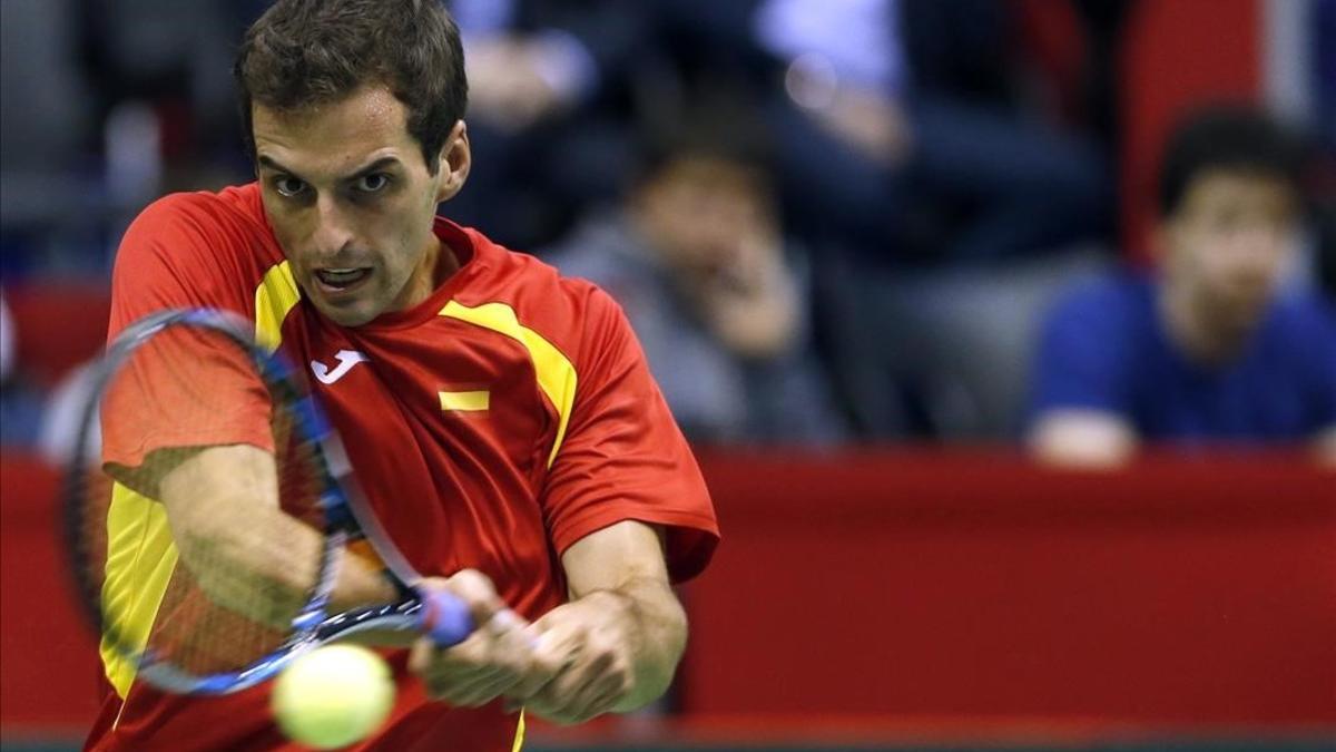 Albert Ramos devuelve una bola en su partido ante Novak Djokovic.