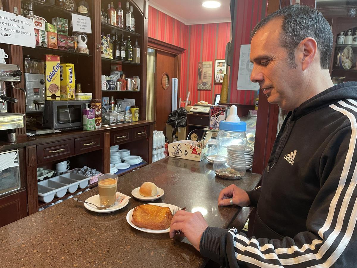 Un cliente pide una torrija en su desayuno en La Imperial.