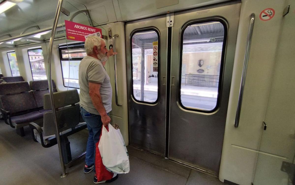 Julián Serrano a punto de bajarse del tren en Carbayín | D. O.