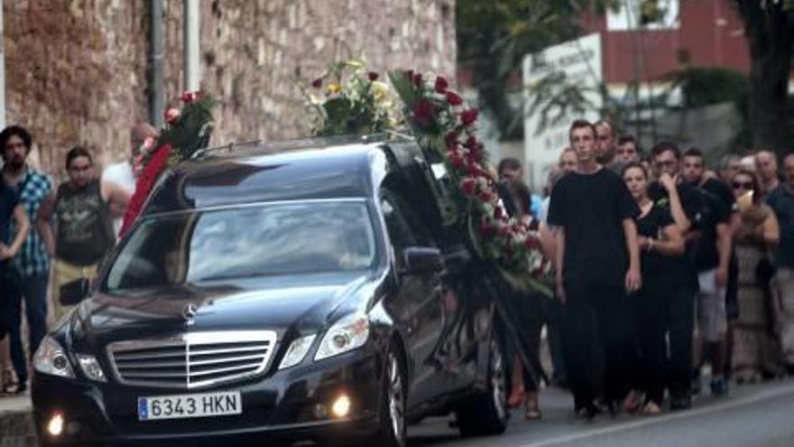 Un momento del funeral celebrado ayer en Serra por el edil Marcos Cabo.