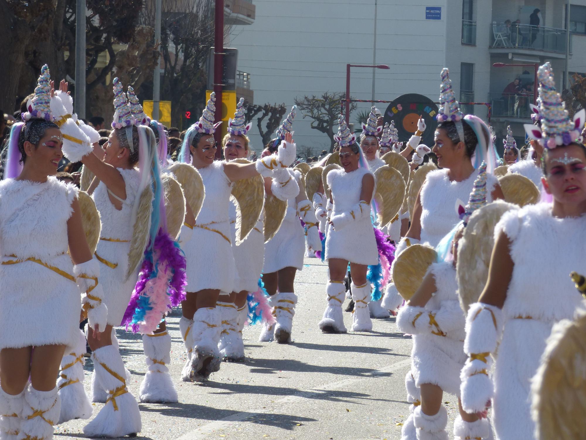 L'Escala vibra amb una rua de carnaval carregada d'imaginació