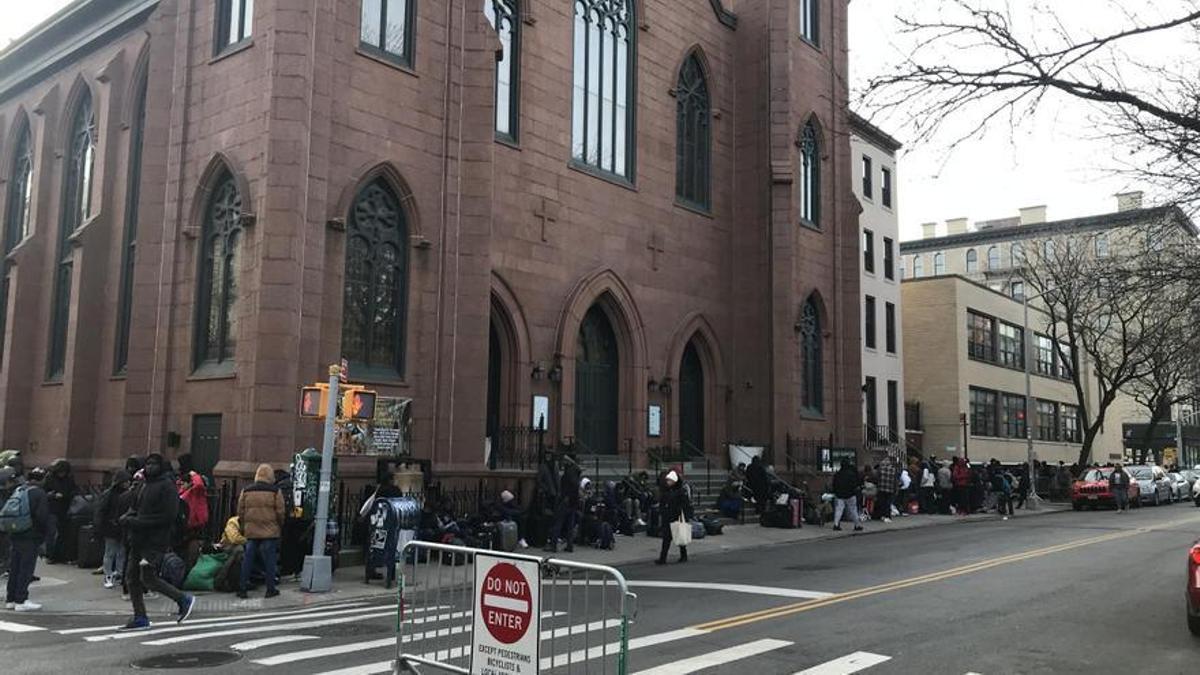 Antigua escuela católica de Santa Brígida, en el East Village, donde los migrantes tramitan la petición de camas en refugio o pueden aceptar un billete gratis para irse de Nueva York.