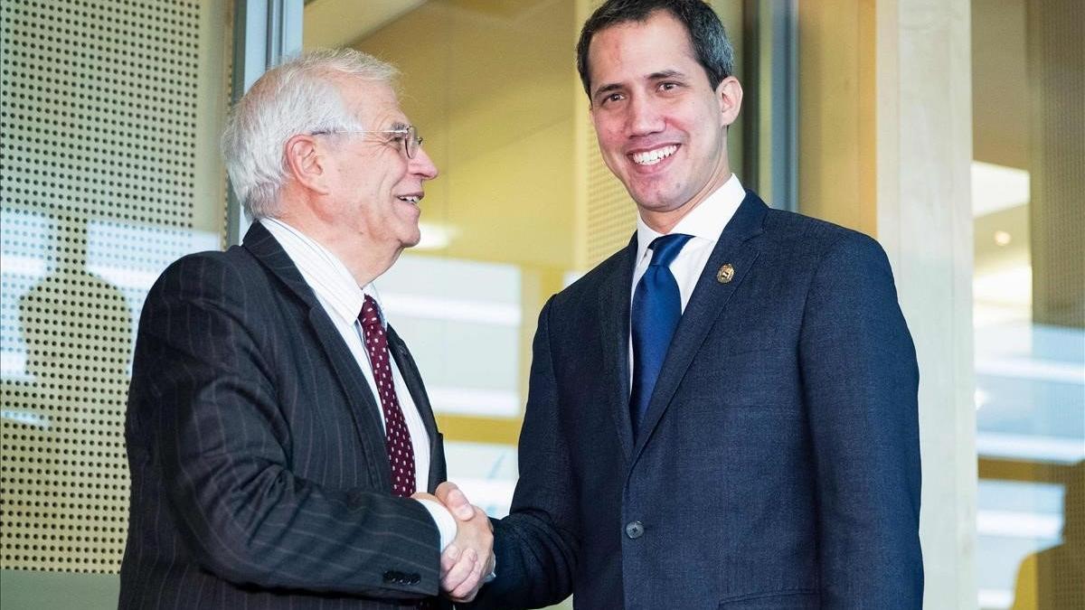 El jefe de la diplomacia europea y vicepresidente del Ejecutivo comunitario, Josep Borrell (izquierda) saluda al líder de la oposición venezolana, Juan Guaidó, en Bruselas.