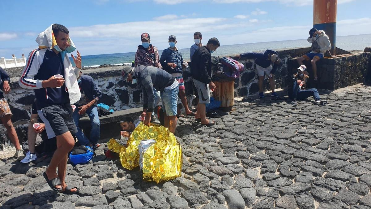 Inmigrantes desembarcan la pasada semana en Lanzarote tras llegar en una embarcación.