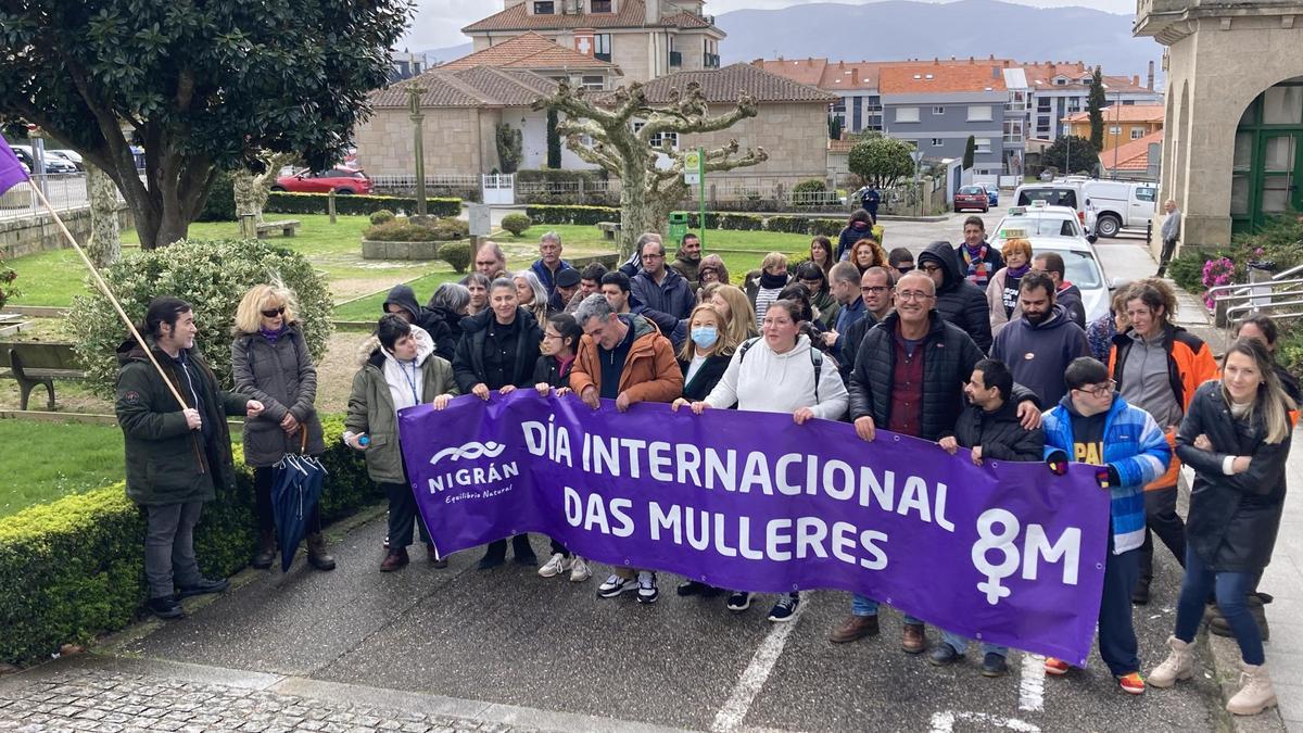 Salida de la marcha desde el Concello de Nigrán, ayer.