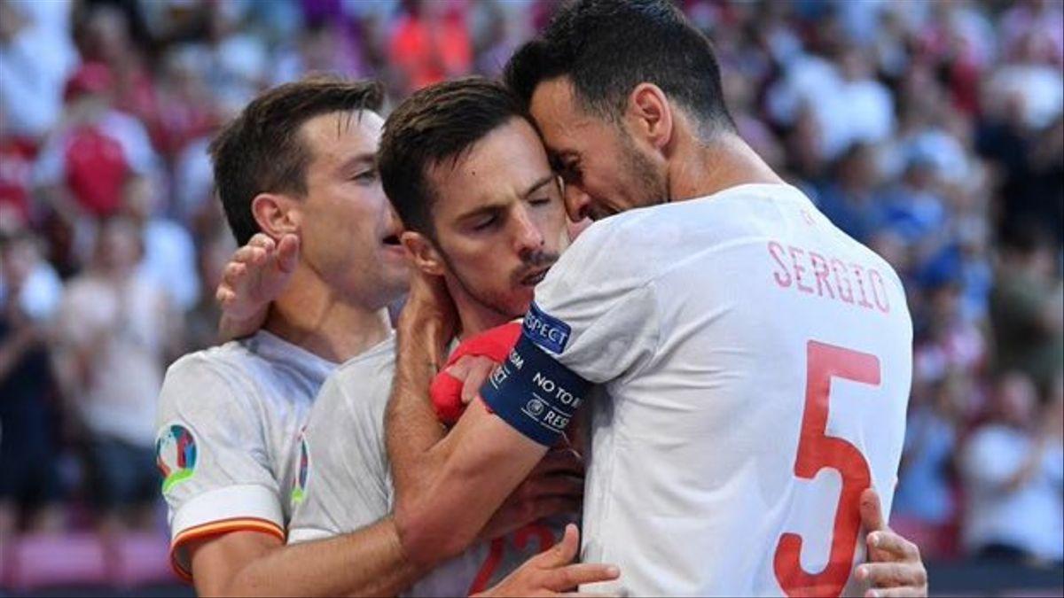 Busquets celebra uno de los tantos con Azpilicueta y Sarabia