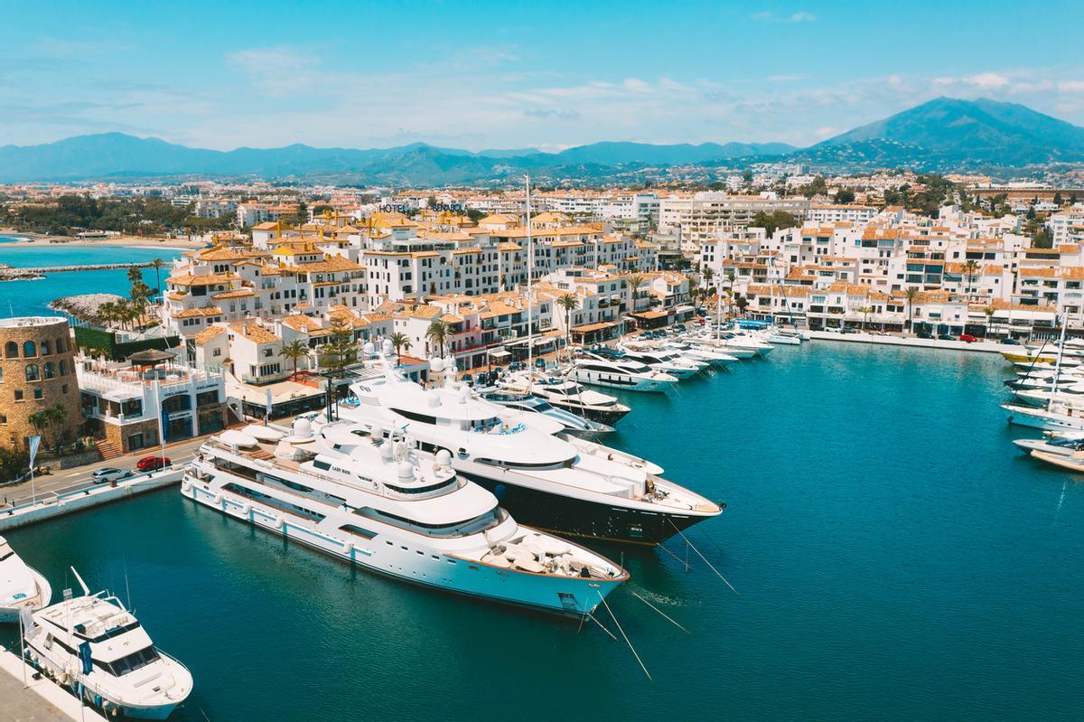 Vista aérea superior de yates de lujo en el puerto deportivo de Puerto Banús, Marbella