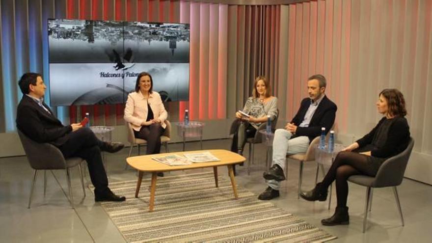 Maria José Català, en el centro, durante el programa «Halcones y palomas», en Levante TV.