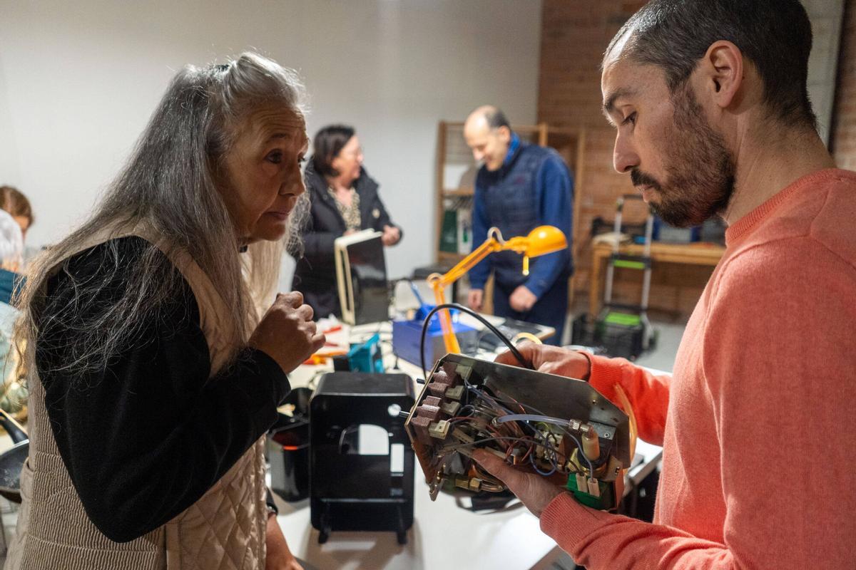 MANRESA . ESPAI DE REPARACIO APARELLS ELECTRICS . PROJECTE SOCIAL TRANSFORMA TRASTOS . PETITS ELECTRODOMESTICS . " LA CODORNELLA " PAU LAFOZ GASULLA I ALEIX BADIA VILA . ENGINYER ELECTRIC I MECANIC