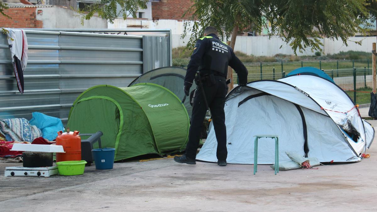 Limpieza de la plaza del Cotonifici de Badalona, donde han pasado la noche una ocho personas procedentes del desalojo de la calle Progrés