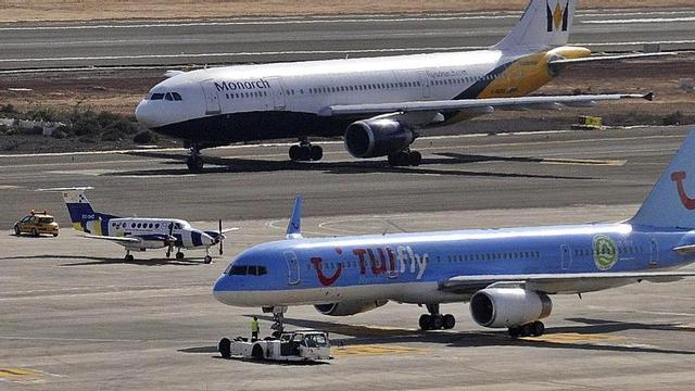 Varios aaviones en la pista de uno de los aeropuertos de Canarias.