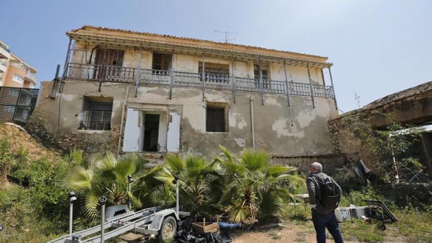 Imagen del edificio de la administración de las salinas «en ruina total», según los técnicos de Cultura. A la derecha el muro de las Eras. | JOAQUÍN CARRIÓN