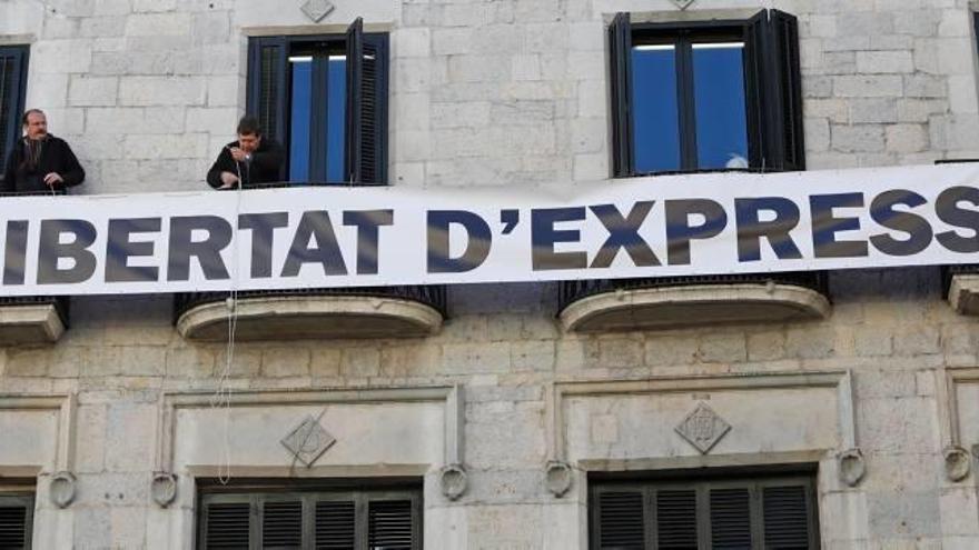 La nova pancarta que penja de l&#039;Ajuntament de Girona.