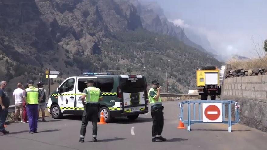 Los equipos de extinción trabajan para controlar el incendio de La Palma