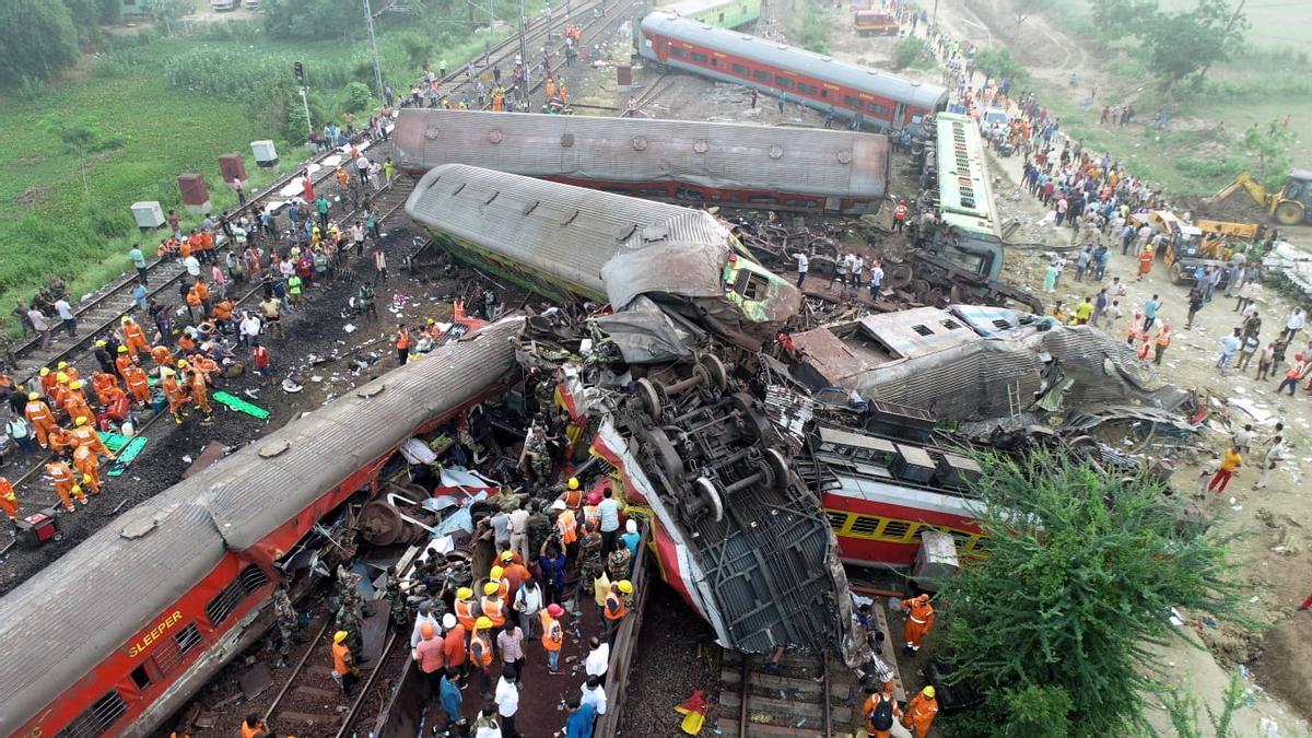 Un brutal choque de dos trenes de pasajeros en la India causa más de 200 muertos