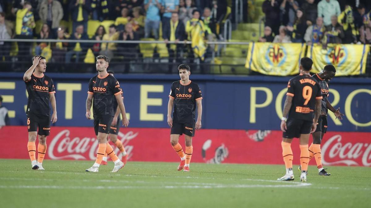 Los jugadores del Valencia se lamentan por uno de los goles rivales en la derrota frente al Villarreal en La Cerámica