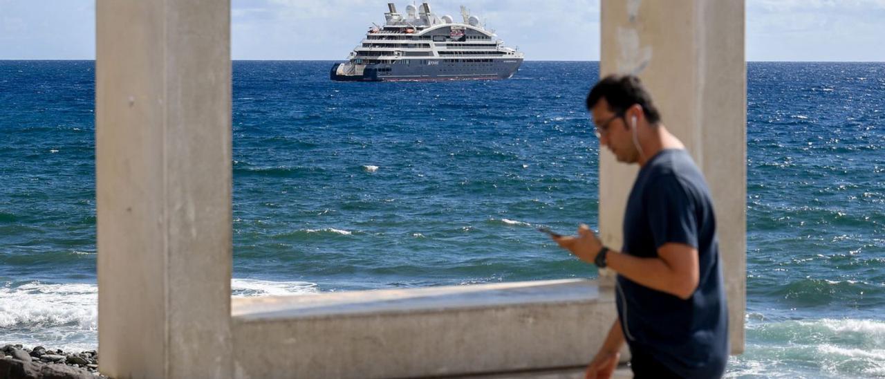 El yate de lujo Le Bougainville, fondeado en la bahía de Gran Canaria.