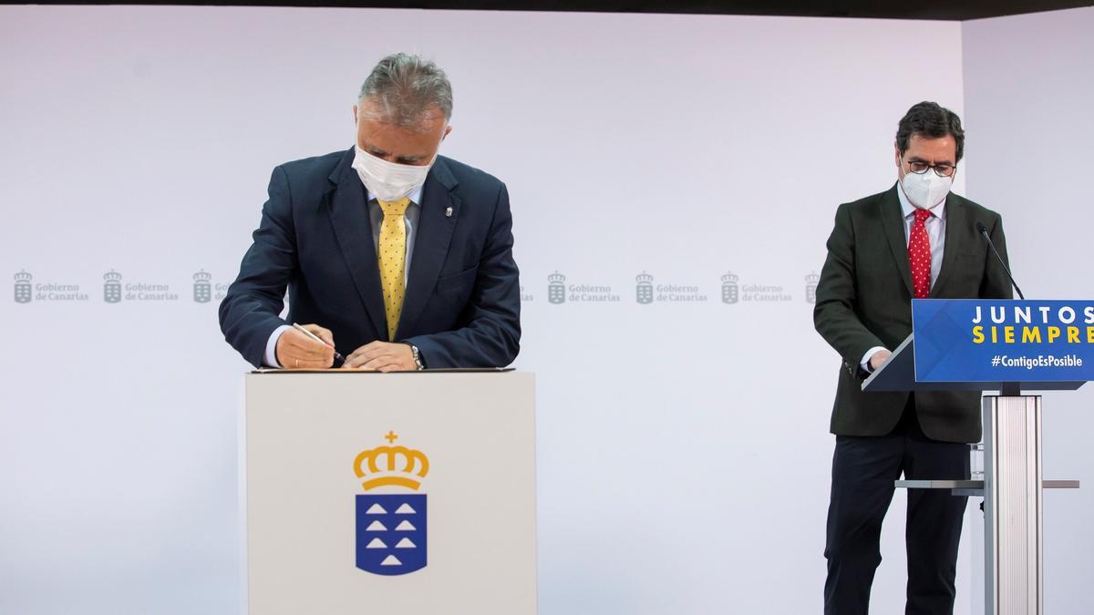 El presidente Ángel Víctor Torres y Antonio Garamendi firman el protocolo de vacunación