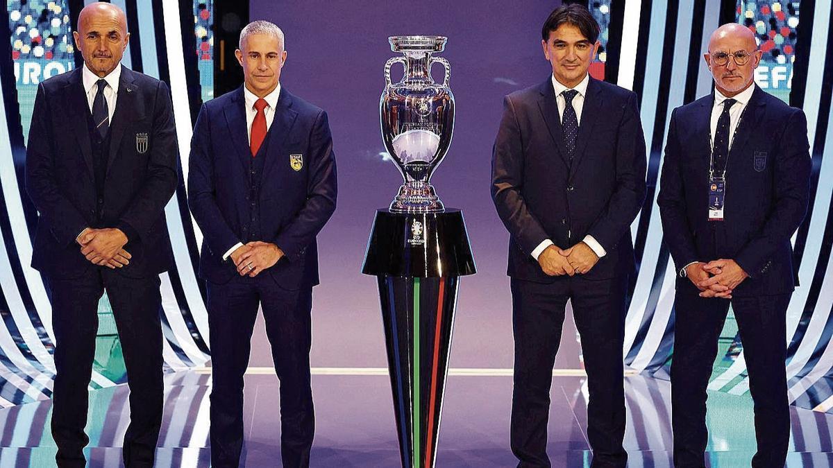 Spalletti (Italia), Sylvinho (Albania), Dalic (Croacia) y De la Fuente (España), posan con el trofeo de la Eurocopa 2024.