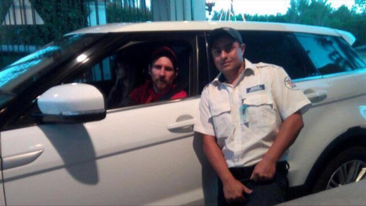 Messi, con un policía de Rosario