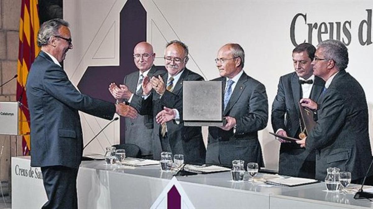 El president Montilla entrega a Gaspart la Creu de Sant jordi, en el 2009, por el centenario de la UE Sant Andreu.