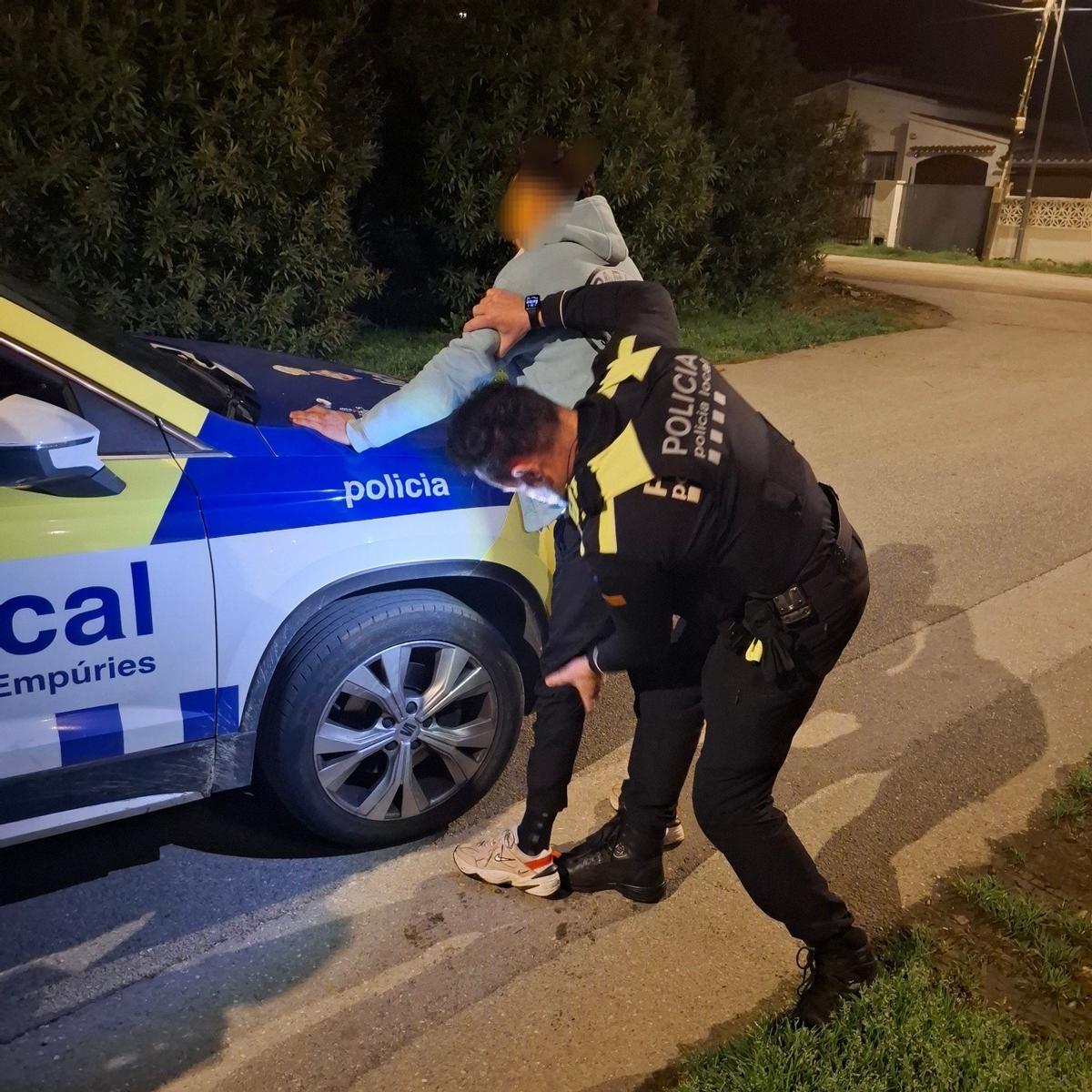 Un dels arrestats per part de la Policia Local de Castelló d'Empuries.