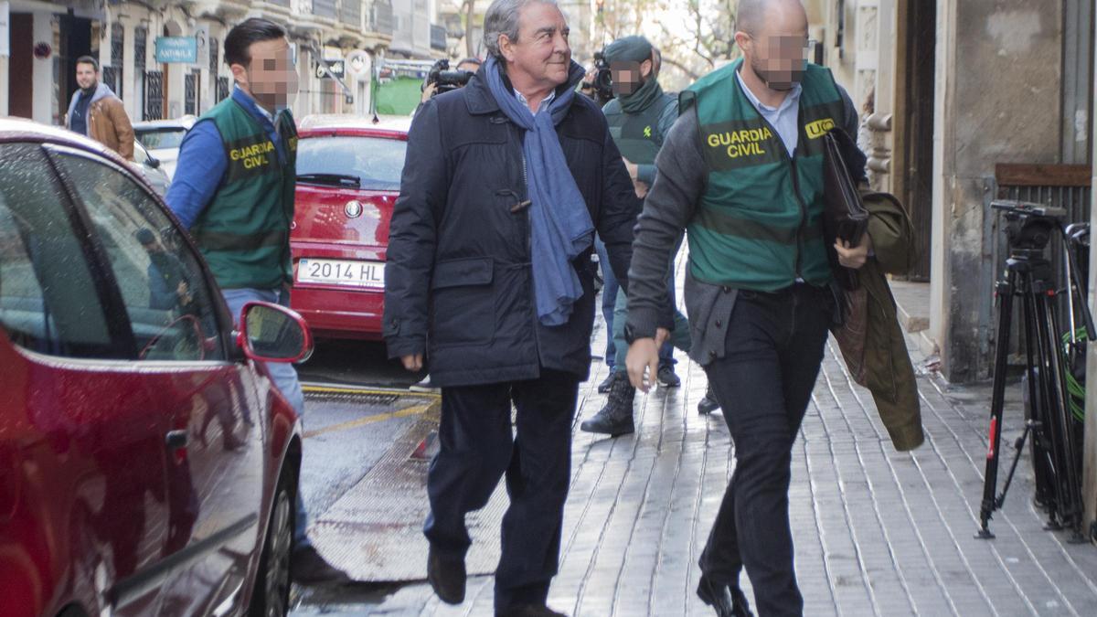El abogado José María Corbín llega a su despacho, escoltado por dos agentes de la UCOde la Guardia Civil, el 2 de abril de 2019.