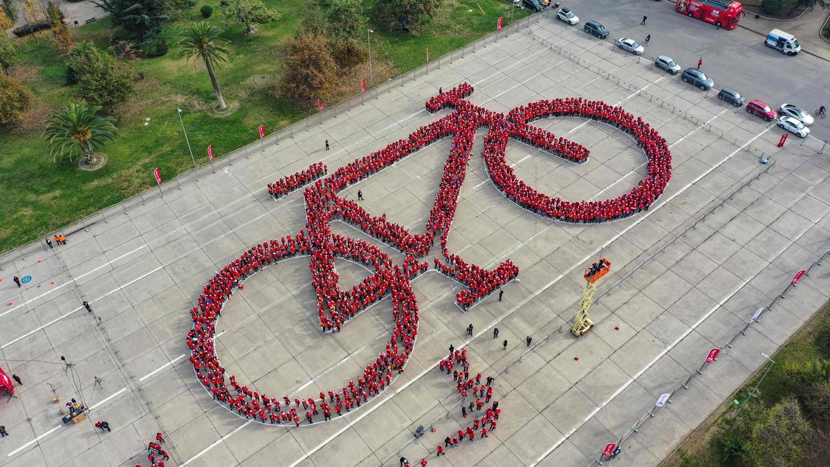 Chile forma la bicicleta humana más grande del mundo