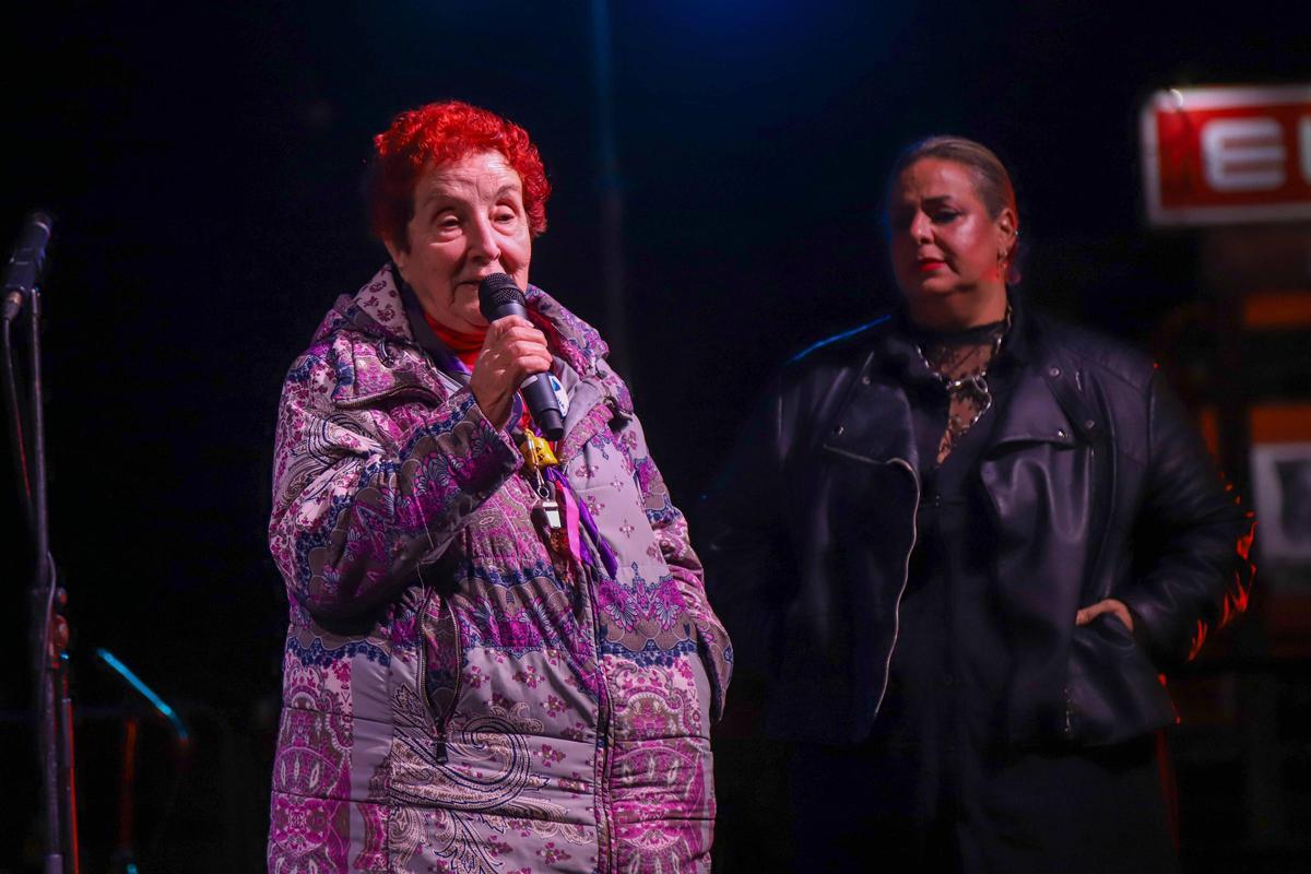 Manoli Martín le entrega una placa conmemorativa a la hija de Paqui Yáñez, reciéntemente fallecida.