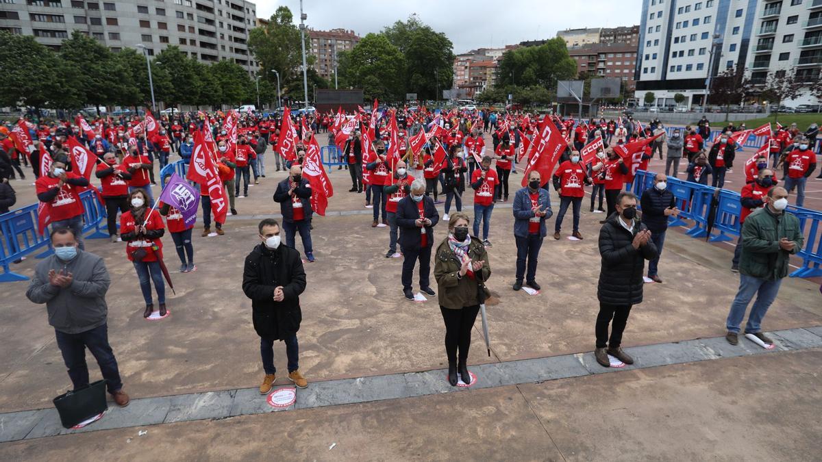 Público en la manifestación por la industria de la comarca avilesina