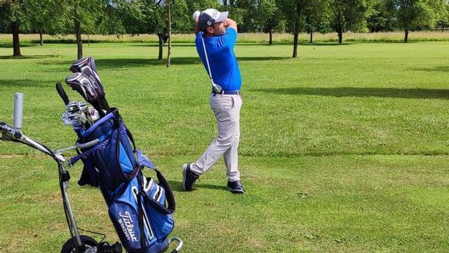 Un golfista durante un Memorial Íñigo Tartiere. | LNE