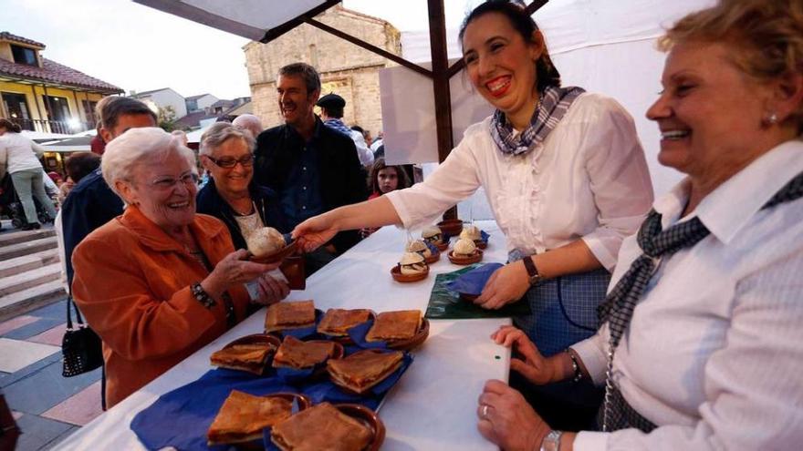 Asistentes a la fiesta por el fin de la costera del bonito el año pasado en el barrio de Sabugo.